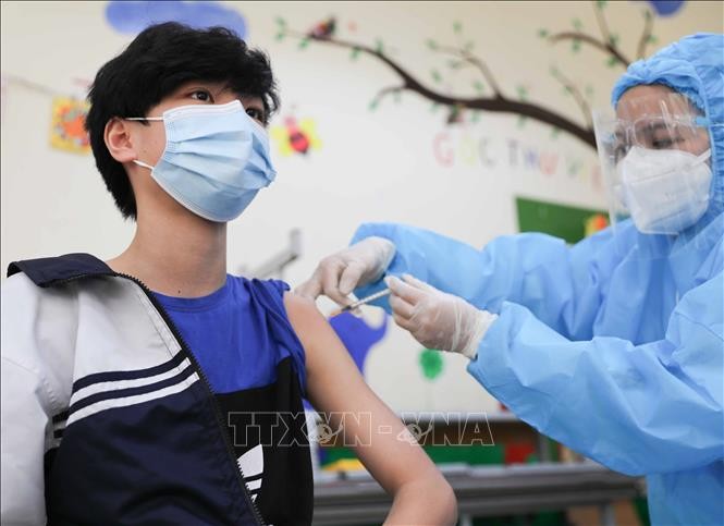 Tiêm vaccine phòng COVID-19 cho học sinh lớp 9 Trường THCS Bồ Đề, quận Long Biên, chiều 27/11. Ảnh: Thanh Tùng - TTXVN