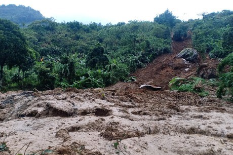Quảng Nam: Quả đồi bất ngờ đổ sập xuống đường sau mưa lớn