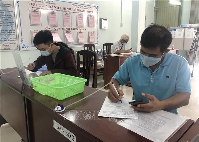 Người lao động làm thủ tục đề nghị hỗ trợ thất nghiệp do ảnh hưởng bởi đại dịch COVID-19 tại Bảo hiểm xã hội tỉnh Bình Định. Ảnh: Nguyên Linh-TTXVN