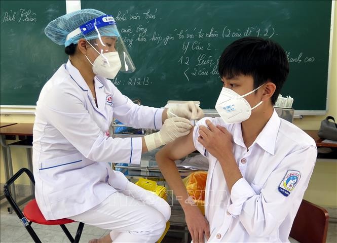 Tiêm vắc xin phòng COVID-19 cho học sinh trường THPT Chuyên Thái Nguyên. Ảnh: Thu Hằng-TTXVN