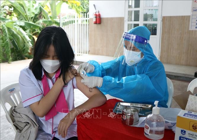 Nhân viên Trung tâm Y tế thành phố Phan Rang-Tháp Chàm tiêm vaccine cho học sinh trên địa bàn thành phố. Ảnh: Công Thử - TTXVN