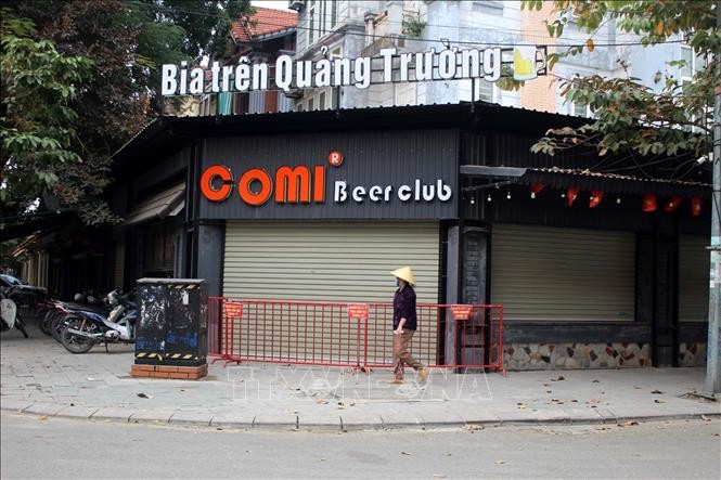 Phong tỏa quán Comi Pub beer club để phòng dịch COVID-19. Ảnh: Nguyễn Nam-TTXVN