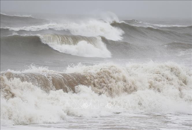 Sóng to, gió lớn làm 8 chiếc thuyền bị trôi dạt và chìm ngoài khơi Bình Thuận 