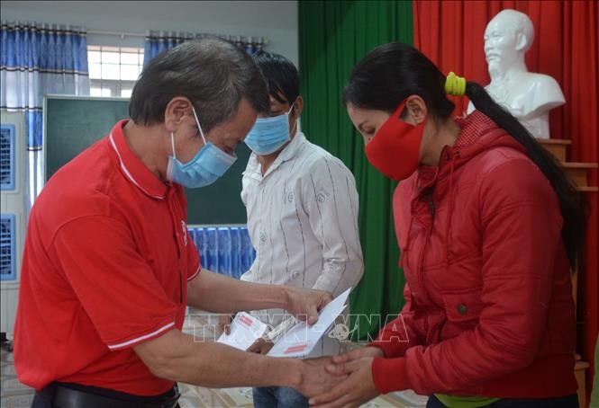 Đắk Lắk trao quà hỗ trợ cho lao động từ vùng dịch trở về địa phương