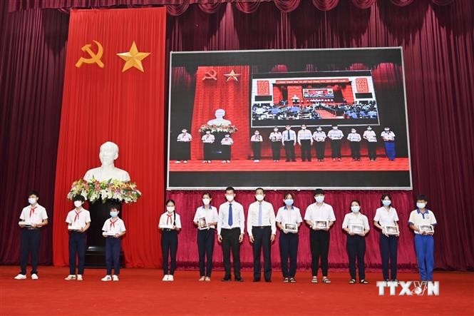 Bình Thuận tiếp nhận hơn 16 tỷ đồng ủng hộ Chương trình “Sóng và máy tính cho em”
