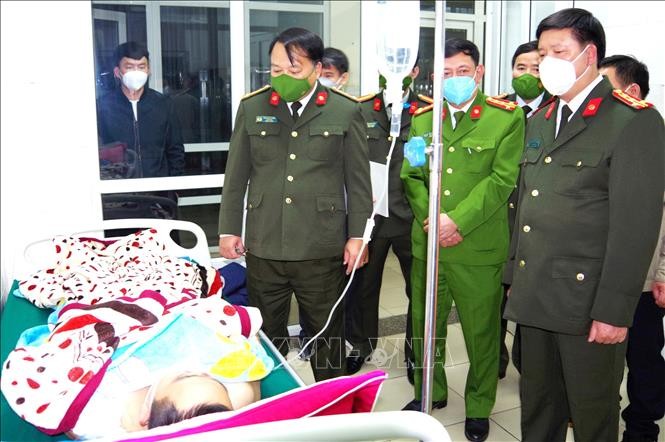Lãnh đạo Công an tỉnh Hà Giang động viên, thăm hỏi cán bộ, chiến sỹ bị thương đang được điều trị tại bệnh viện. Ảnh: Nguyễn Lân-TTXVN phát