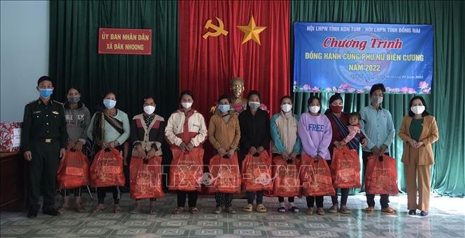 Từ nguồn kinh phí hỗ trợ của Hội Liên hiệp Phụ nữ tỉnh Đồng Nai, và Hội Liên hiệp Phụ nữ tỉnh Kon Tum trao tặng quà cho phụ nữ nghèo tại xã biên giới Đăk Nhoong, huyện Đăk Glei. Ảnh: Khoa Chương - TTXVN