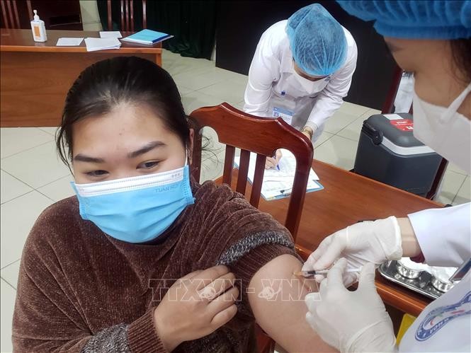 Người trên 18 tuổi được tiêm vaccine phòng COVID -19 mũi 3 tại Bệnh viện Đa khoa tỉnh Vĩnh Phúc. Ảnh: Hoàng Hùng - TTXVN