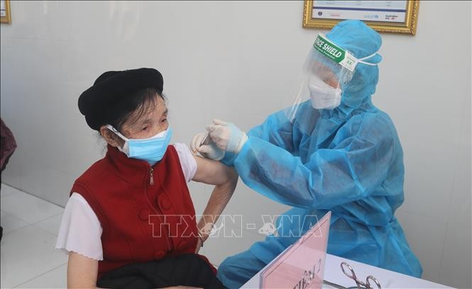 Người dân tiêm mũi 3 vaccine phòng COVID-19 tại Bệnh viện Đa khoa tỉnh Cao Bằng. Ảnh: Chu Hiệu - TTXVN