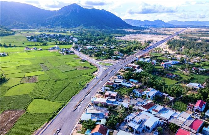 Vùng nông thôn huyện Phù Cát (Bình Định) ngày càng phát triển nhờ các trục đường giao thông được kết nối, mở rộng. Ảnh: TTXVN phát
