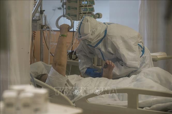 Điều trị cho bệnh nhân nhiễm COVID-19 tại bệnh viện ở Prague, CH Séc. Ảnh: AFP/TTXVN