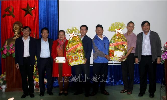 Đoàn công tác Tỉnh ủy Quảng Nam thăm, tặng quà Tết cho bà con vùng cao ​
