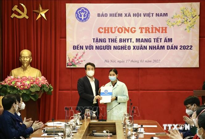 Tổng Giám đốc Bảo hiểm xã hội Việt Nam Nguyễn Thế Mạnh tặng quà bệnh nhân và người nhà bệnh nhân. Ảnh: TTXVN phát