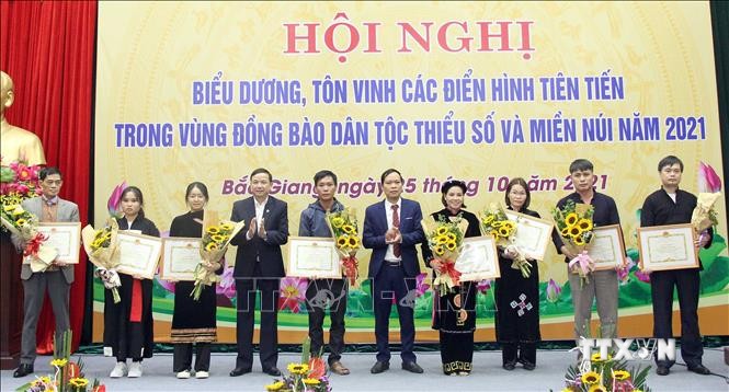 Các cá nhân xuất sắc nhận bằng khen của Ban Dân tộc tỉnh Bắc Giang. Ảnh: Đồng Thúy-TTXVN