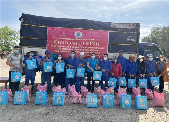 Tặng quà Tết của Liên đoàn lao động tỉnh Đắk Lắk cho đoàn viên, lao động khó khăn huyện Ea Kar. Ảnh: TTXVN phát.