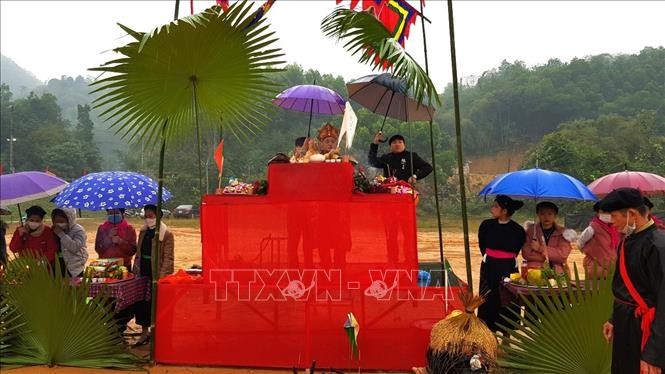 Nghi lễ cũng trong lễ hội Lồng tồng của bà con dân tộc Tày ở xã Quang Minh, huyện Bắc Quang (Hà Giang). Ảnh: TTXVN phát