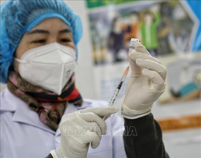 Tiêm vaccine phòng dịch COVID-19 tại Trạm y tế phường Dĩnh Kế, thành phố Bắc Giang(Bắc Giang). Ảnh: Danh Lam-TTXVN