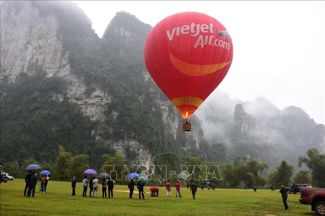 Bay thử khinh khí cầu trên cánh đồng gần sân vận động thôn Nà Tông, xã Thượng Lâm (huyện Lâm Bình). Ảnh: Nam Sương - TTXVN