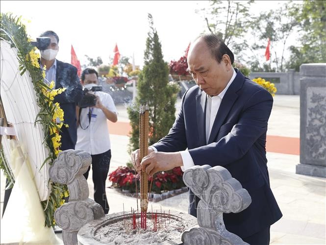 Chủ tịch nước Nguyễn Xuân Phúc dâng hương tại Khu mộ chí sỹ yêu nước Huỳnh Thúc Kháng