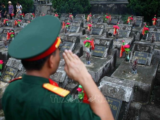 Tháng 7 tri ân, những cựu binh năm xưa cùng về Nghĩa trang liệt sỹ quốc gia Vị Xuyên để thắp nén hương thơm tưởng nhớ những đồng đội đã ngã xuống. Ảnh: Thanh Tùng-TTXVN