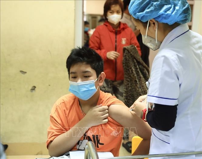  Tiêm vaccine cho trẻ em từ 12 tuổi trở lên trong sáng 30/1 tại trường tiểu học Lý Nam Đế. Ảnh: Hoàng Hiếu - TTXVN