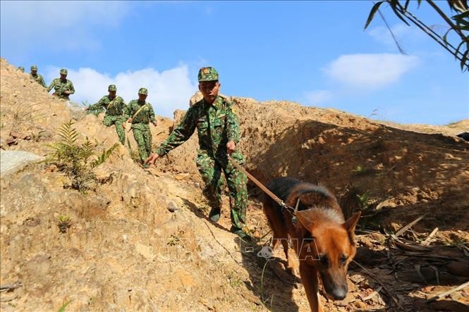 Cán bộ, chiến sĩ biên phòng tăng cường tuần tra dọc các tuyến đường mòn lối mở khu vực biên giới với tỉnh Sê Kông (Lào). Ảnh: Đoàn Hữu Trung-TTXVN