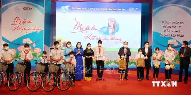 Trẻ nhỏ có hoàn cảnh đặc biệt khó khăn, trẻ mồ côi được nhận các phần quà ý nghĩa do đại diện lãnh đạo tỉnh Quảng Bình trao tặng tại chương trình. Ảnh: Võ Dung - TTXVN