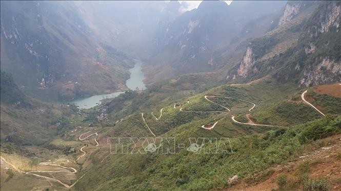 Đường xuống thôn Tà Làng dài gần 8km với 49 đoạn cua. Ảnh: Nguyễn Chiến - TTXVN