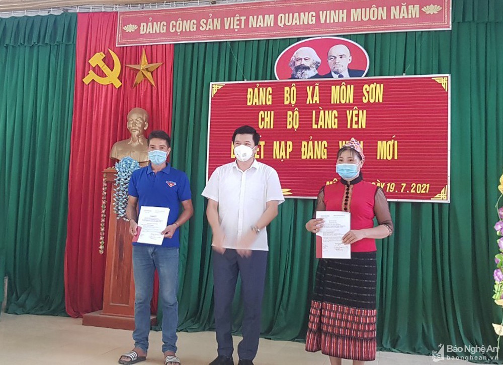 Chi bộ Làng Yên (xã Môn Sơn, huyện Con Cuông, tỉnh Nghệ An) sau 6 năm đã kết nạp được đảng viên mới. Ảnh: baonghean.vn