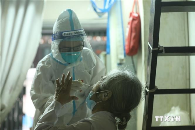 Nhân viên y tế lấy mẫu xét nghiệm cho người dân phường Cửa Đông, quận Hoàn Kiếm, Hà Nội (Ảnh tư liệu). Ảnh: Minh Quyết - TTXVN
