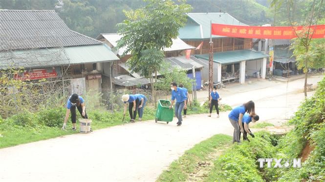 Đoàn viên thanh niên Cụm Thi đua số 2 (Huyện đoàn Thuận Châu, Sơn La) thu gom rác thải nhựa tại xã Chiềng Bôm. Ảnh: Quang Quyết-TTXVN

