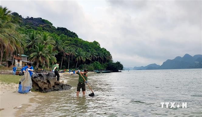 Đoàn viên liên chi đoàn tham gia làm sạch rác trên đảo Lờm Bò thuộc vịnh Hạ Long. Ảnh: Thanh Vân-TTXVN
