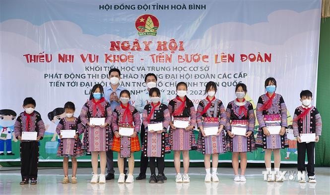 Đại diện Tỉnh đoàn Hòa Bình trao tặng 20 suất học bổng cho các học sinh của trường tiểu học và Trung học cơ sở Pà Cò, xã Pà Cò, Mai Châu. Ảnh: Trọng Đạt - TTXVN
