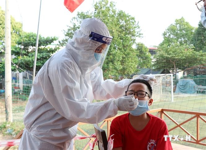 Lực lượng tình nguyện viên thành phố Buôn Ma Thuột lấy mẫu xét nghiệm test nhanh COVID-19 cho người dân để giảm áp lực cho Trạm Y tế xã, phường. Ảnh: Tuấn Anh – TTXVN
