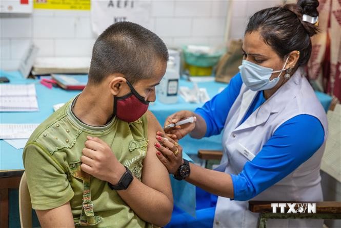 Nhân viên y tế tiêm vaccine phòng COVID-19 cho trẻ em tại New Delhi, Ấn Độ. Ảnh: THX/ TTXVN
