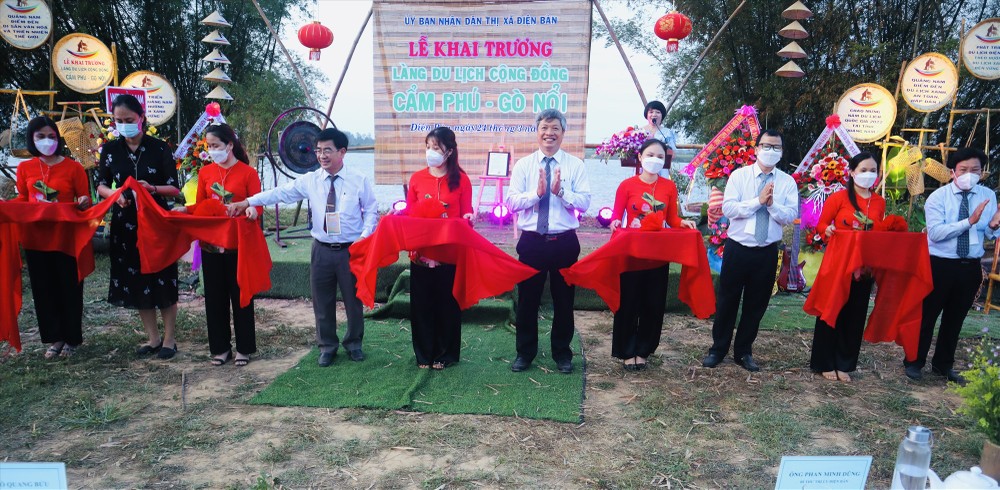 Đại biểu thực hiện nghi thức khai trương làng du lịch cộng đồng Cẩm Phú - Gò Nổi. Nguồn:  baoquangnam.vn
