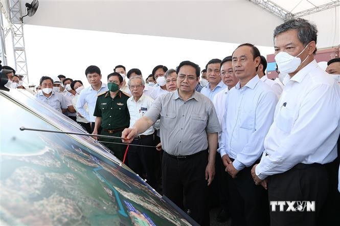 Thủ tướng Phạm Minh Chính khảo sát Khu cảng biển Chu Lai. Ảnh: Dương Giang-TTXVN

