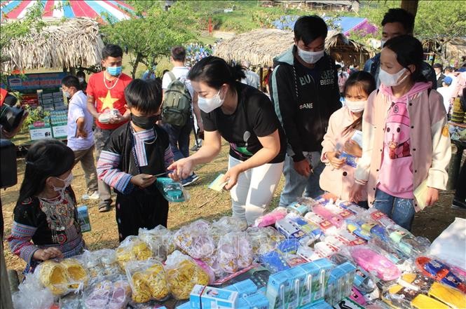 Trẻ em huyện Vân Hồ, tỉnh Sơn La mua hàng tại phiên chợ 0 đồng. Ảnh: TTXVN phát