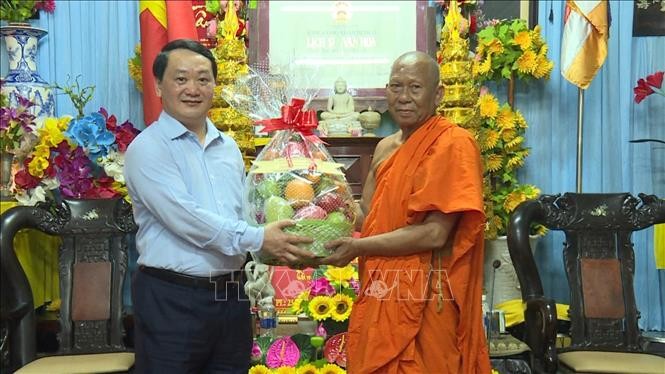 Đoàn công tác Ủy ban Dân tộc thăm và chúc Tết cổ truyền đồng bào Khmer Trà Vinh