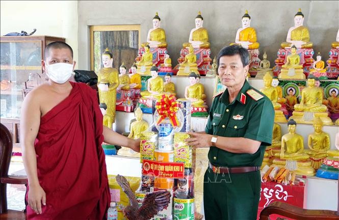 Thiếu tướng Đoàn Thanh Xuân, Phó Chính ủy Quân khu 9 chúc tết tặng quà sư sãi chùa Khmer tại Sóc Trăng. Ảnh: TTXVN phát