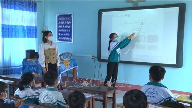 Học sinh Trường tiểu học Trần Phú, xã Tân An, huyện Đăk Pơ trong giờ tại phòng học thông minh. Ảnh: Hoài Nam - TTXVN