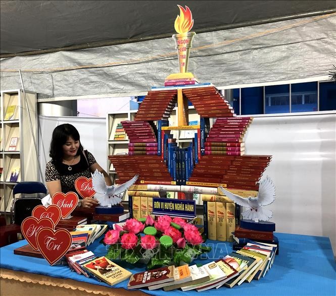 Ngày Sách và Văn hóa đọc Việt Nam 21/4: Hội thi xếp sách nghệ thuật và tuyên truyền giới thiệu sách tại Quảng Ngãi