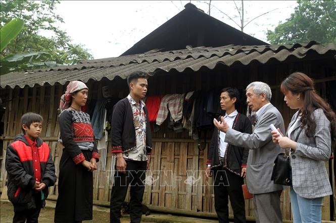 Cán bộ thôn Lao Lý, xã Phổi (TP. Lào Cai) tuyên truyền cho người dân về tác hại, hậu quả của việc tảo hôn. Ảnh: Quốc Khánh - TTXVN