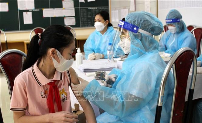 Cán bộ Y tế tiêm vaccine phòng COVID-19 cho học sinh trường THCS Gia Cẩm, thành phố Việt Trì, tỉnh Phú Thọ. Ảnh: Trung Kiên - TTXVN
