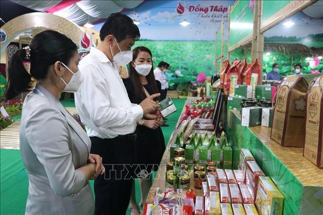 Đại biểu tham quan gian hàng trưng bày sản phẩm OCOP của tỉnh Đồng Tháp. Ảnh: Nguyễn Văn Trí – TTXVN