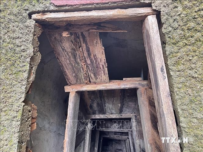 Một cửa hầm tại Địa đạo Vịnh Mốc bị hư hại nặng phải đóng cửa. Ảnh: Thanh Thủy - TTXVN