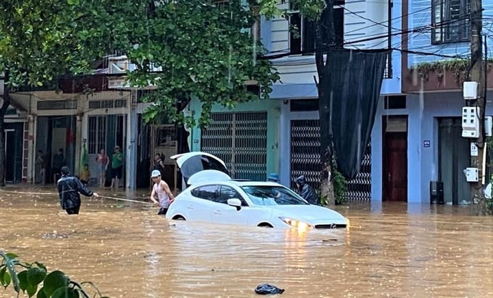 Mưa lớn, nhiều tuyến đường tại Lào Cai ngập nặng