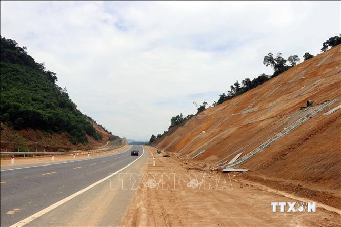 Mái taluy tại Km25 trên tuyến cao tốc La Sơn – Túy Loan đang thi công dở dang. Ảnh: Đỗ Trưởng - TTXVN