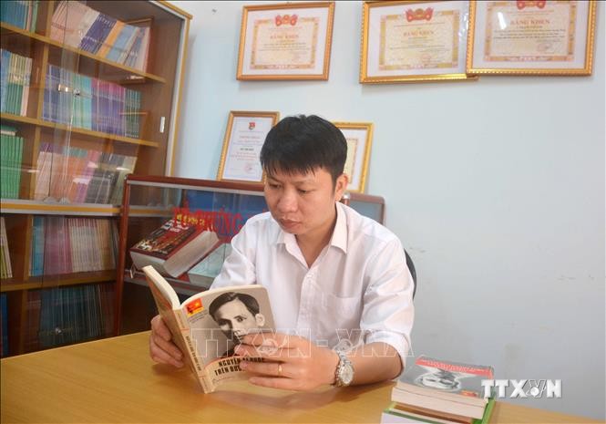 Thầy giáo Nguyễn Viết Lân tìm hiểu thông tin về Chủ tịch Hồ Chí Minh. Ảnh: Hoài Thu – TTXVN