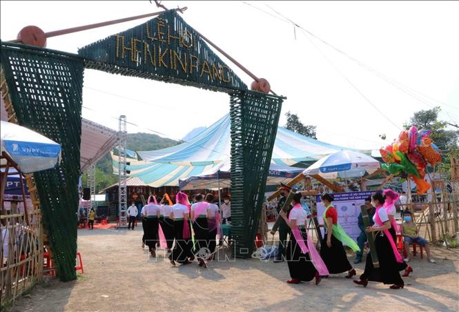 Lễ hội Then Kin Pang ở Phong Thổ thu hút đông đảo người dân và du khách tham gia. Ảnh: Nguyễn Oanh-TTXVN